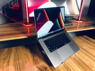 💻 Apple MacBook Pro 16” (2021) – M1 Pro | 16GB RAM | 512GB SSD | 80 cycles